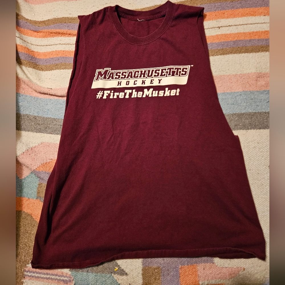 UMASS MINUTEMEN Hockey T-SHIRT See Measurements